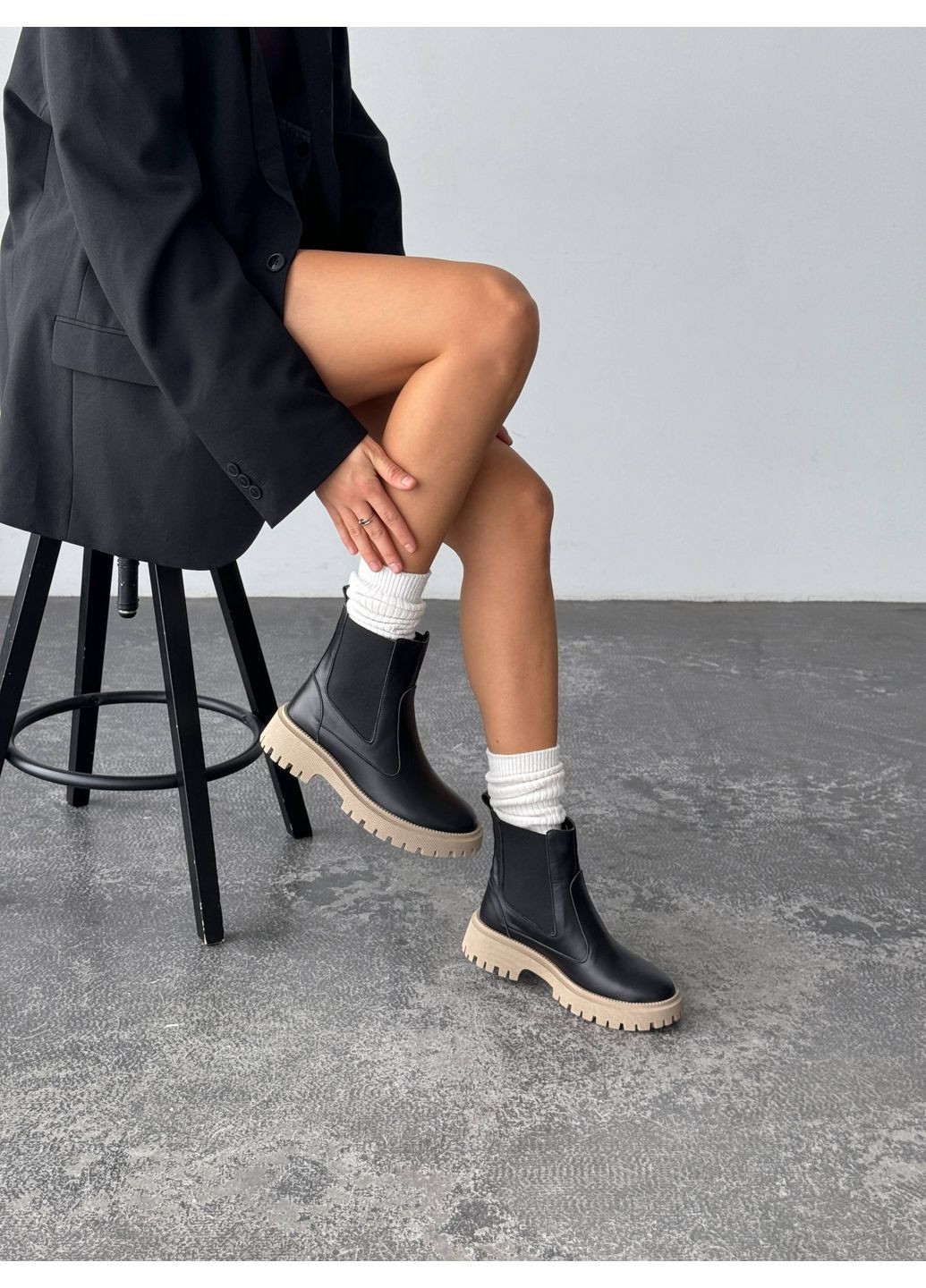 Жіночі зимові челсі з натуральної шкіри, чорні, на підошві латте, з теплим хутром No Brand (365654815)