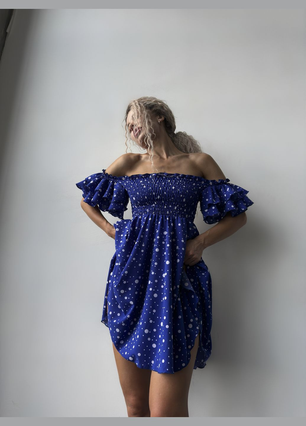 Синее легкое летнее платье с открытыми плечами NIKAS в горошек