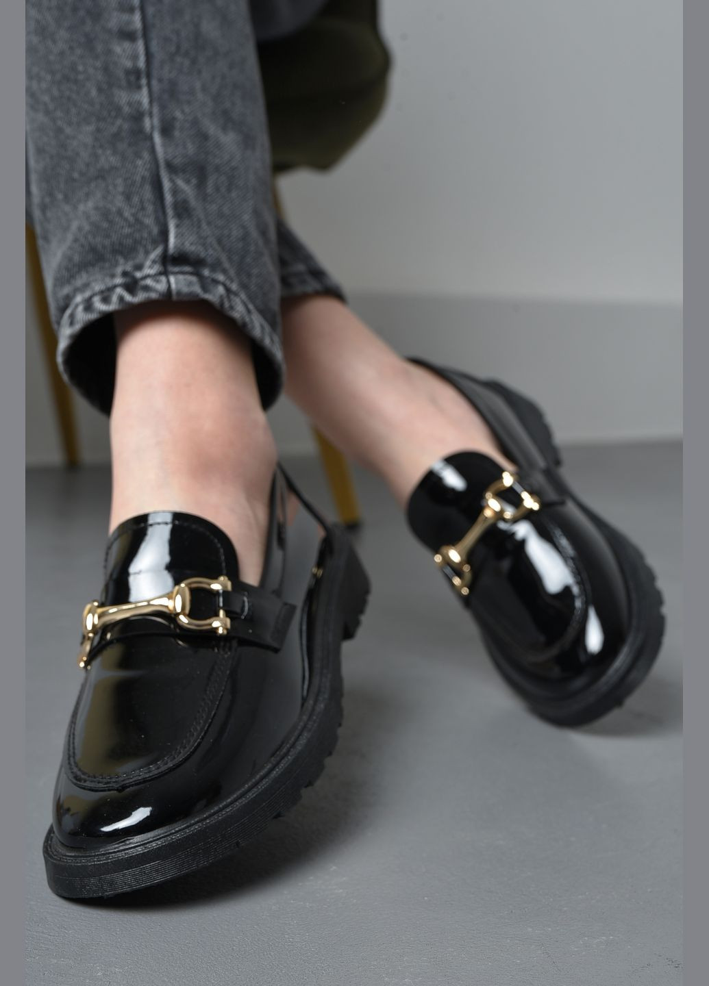 Туфли-лоферы женские черного цвета Let's Shop с цепочками