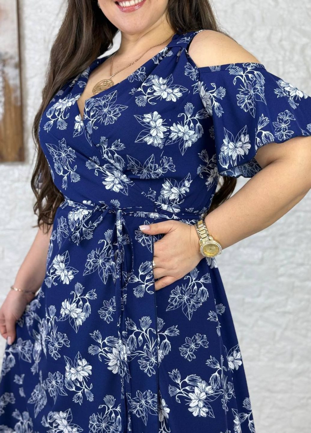 Синя повсякденний вишукана легка літня міді сукня на запах з квітковим візерунком та короткими рукавами з вирізами на плечах на запах Україна з квітковим принтом