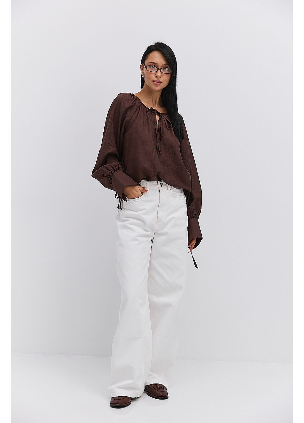 Коричневая женская блузка черная с высокими манжетами на завязках Arjen