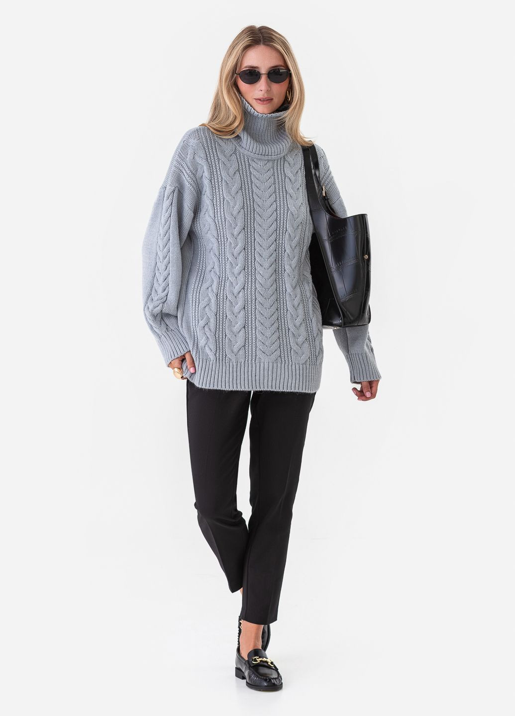 Світло-сірий жіночий светр об’ємної в'язки «косами» та коміром-гольф. SVTR
