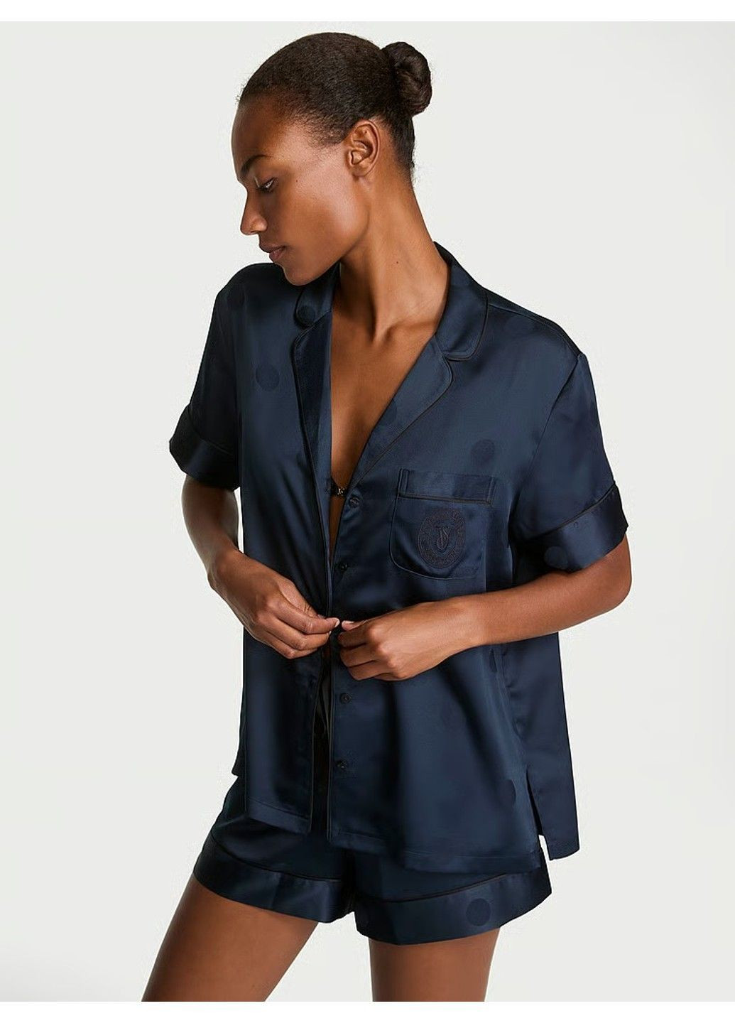 Темно-синя всесезон піжама з шортами glazed satin short pajama set Victoria's Secret
