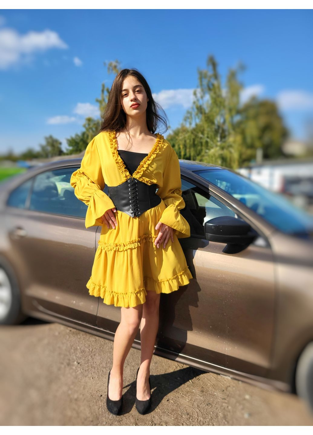 Горчичное платье свободное с рюшами глубокое декольте Boohoo