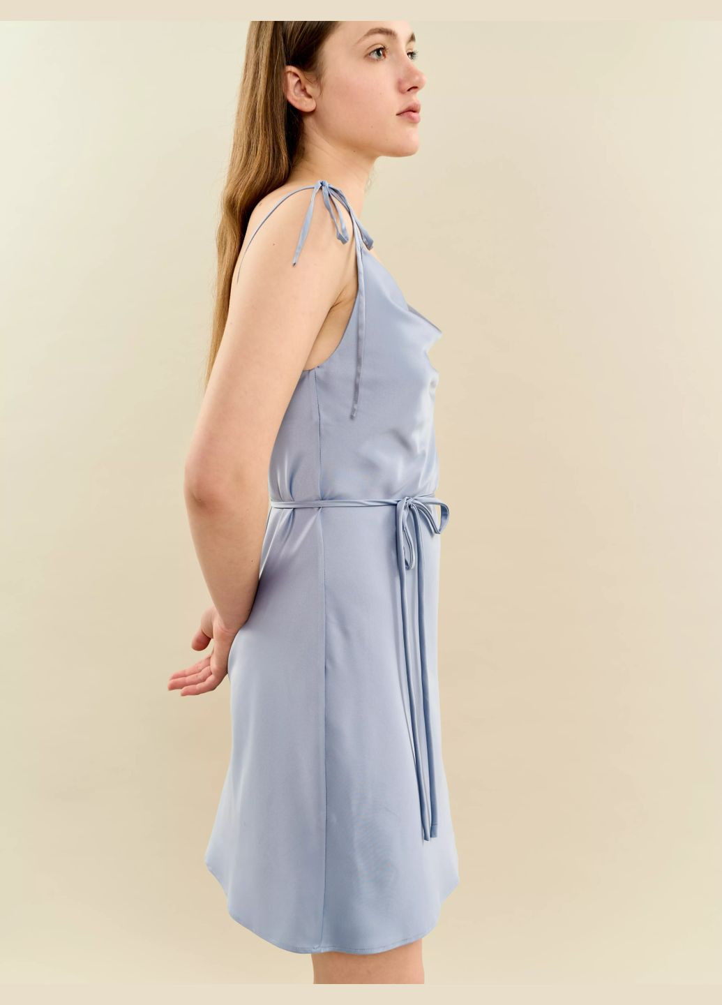 Серо-голубое коктейльное шелковое платье на завязках длина мини платье-комбинация Fayna однотонное