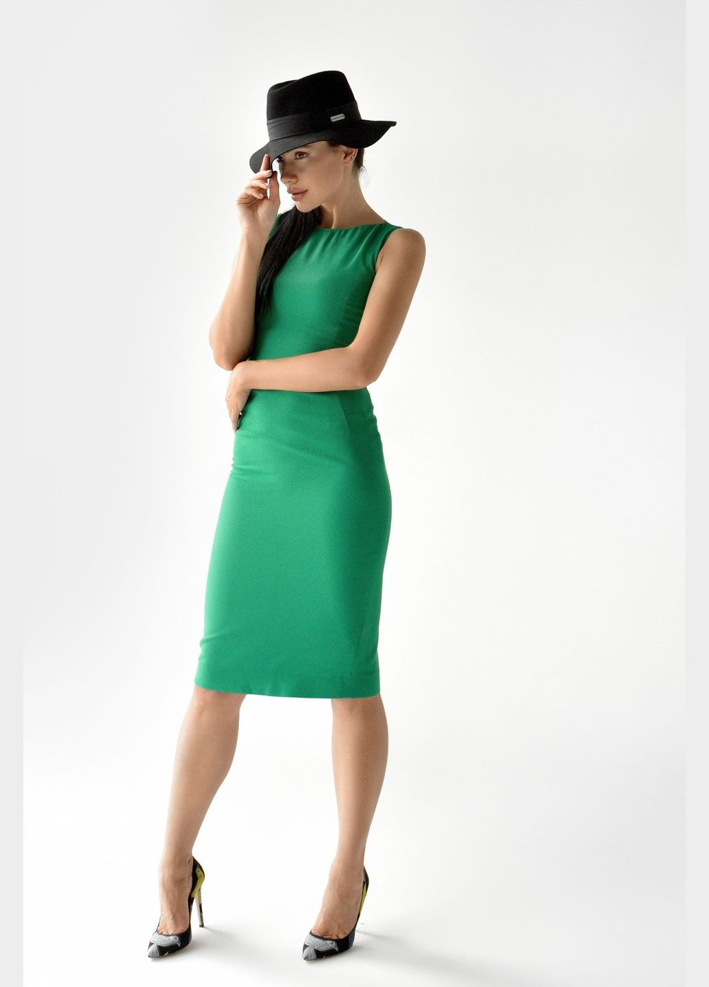 Зелена ділова, коктейльна зелена ділова сукня-футляр довжини міді футляр Nai Lu-na by Anastasiia Ivanova однотонна