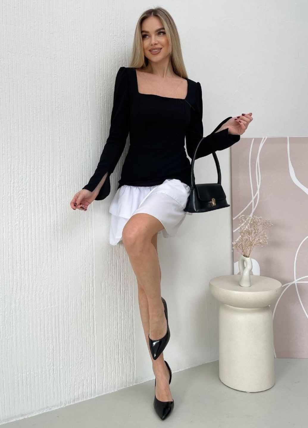 Черно-белое вечернее изысканное приталенное вечернее мини платье с баской и воланами на юбке. с баской Tik-Tak колор блок