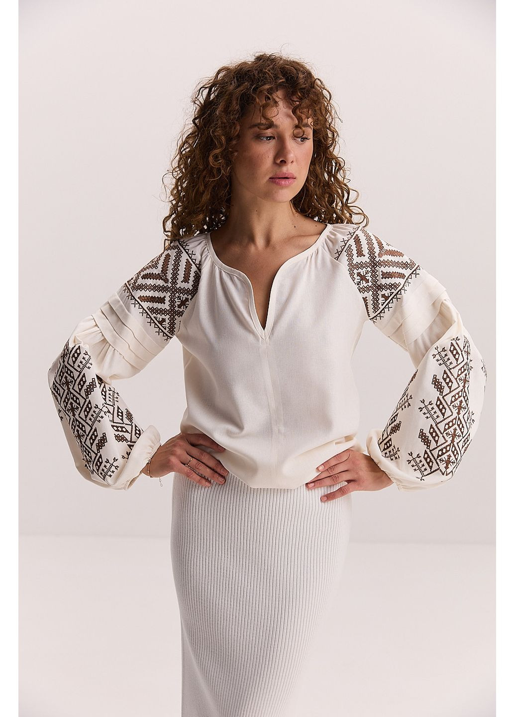 Молочная женская вышиванка светло-бежевая с черной геометрией гладью Arjen лен (353305917)