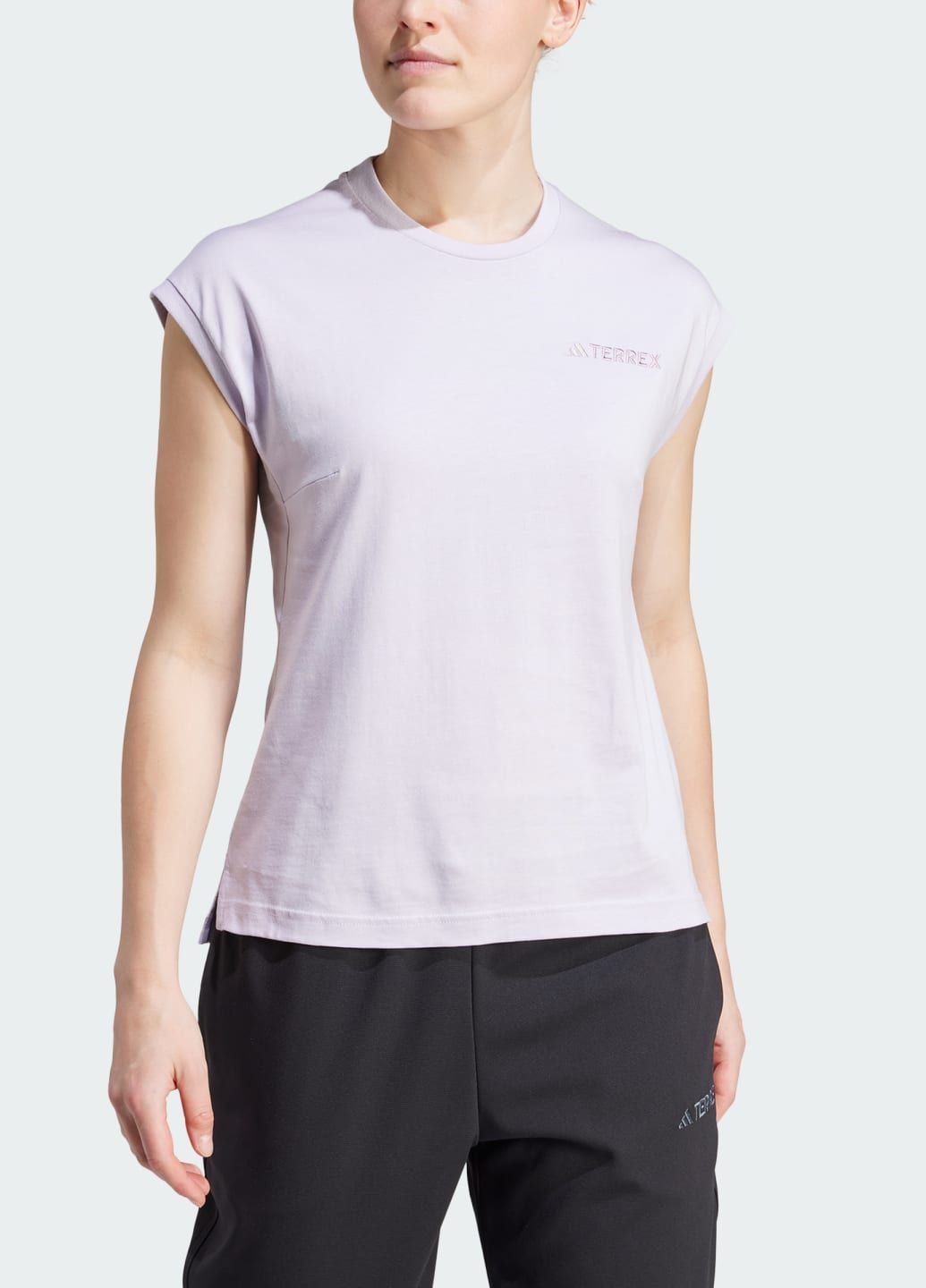 Фиолетовая всесезон футболка terrex xploric logo adidas