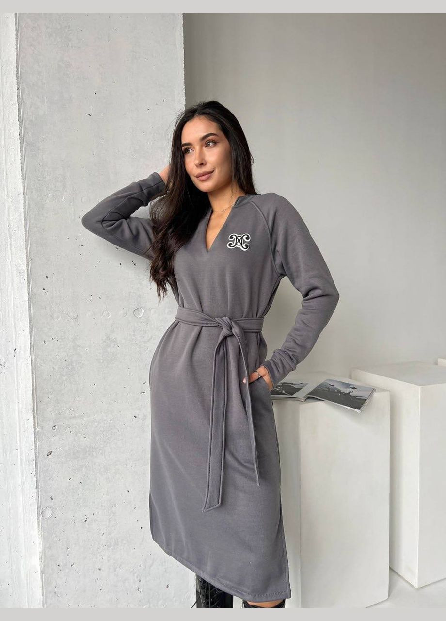 Графитовое платье с поясом на флисе графитового цвета 29377 No Brand однотонное