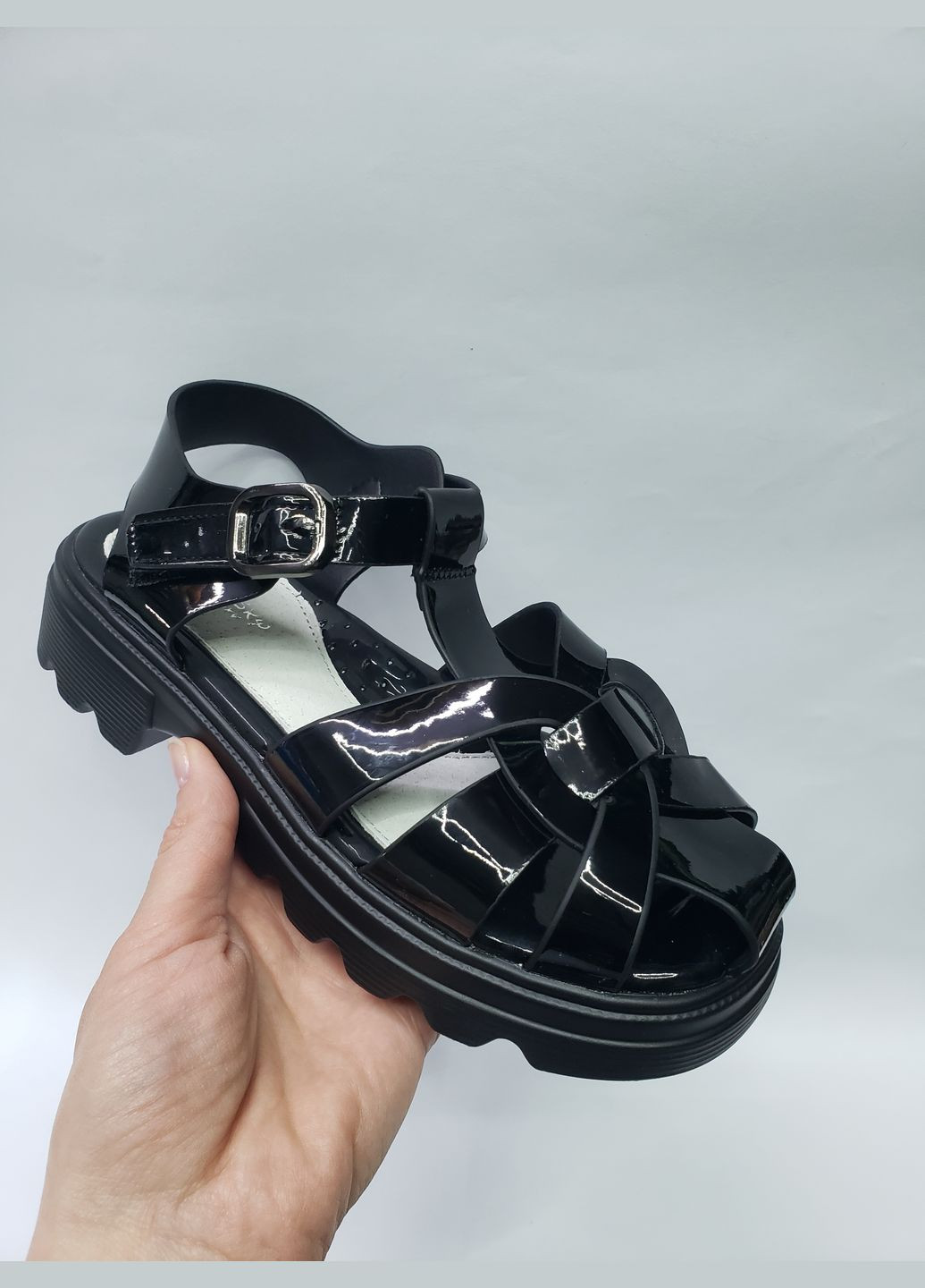 Легесенькі лакові босоніжки на липучці Bessky (330258901)