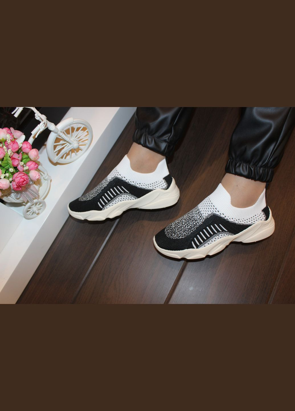 чорні з білим No Brand Кросівки жіночі чорні літо (329889986)