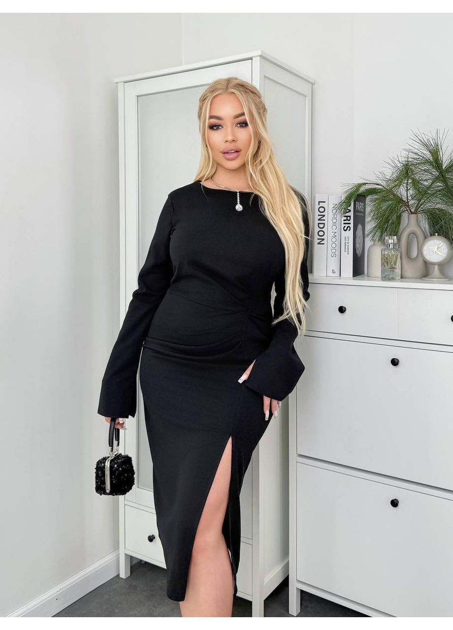 Черное вечернее женское силуэтное платье с драпировкой и высоким разрезом MonCher