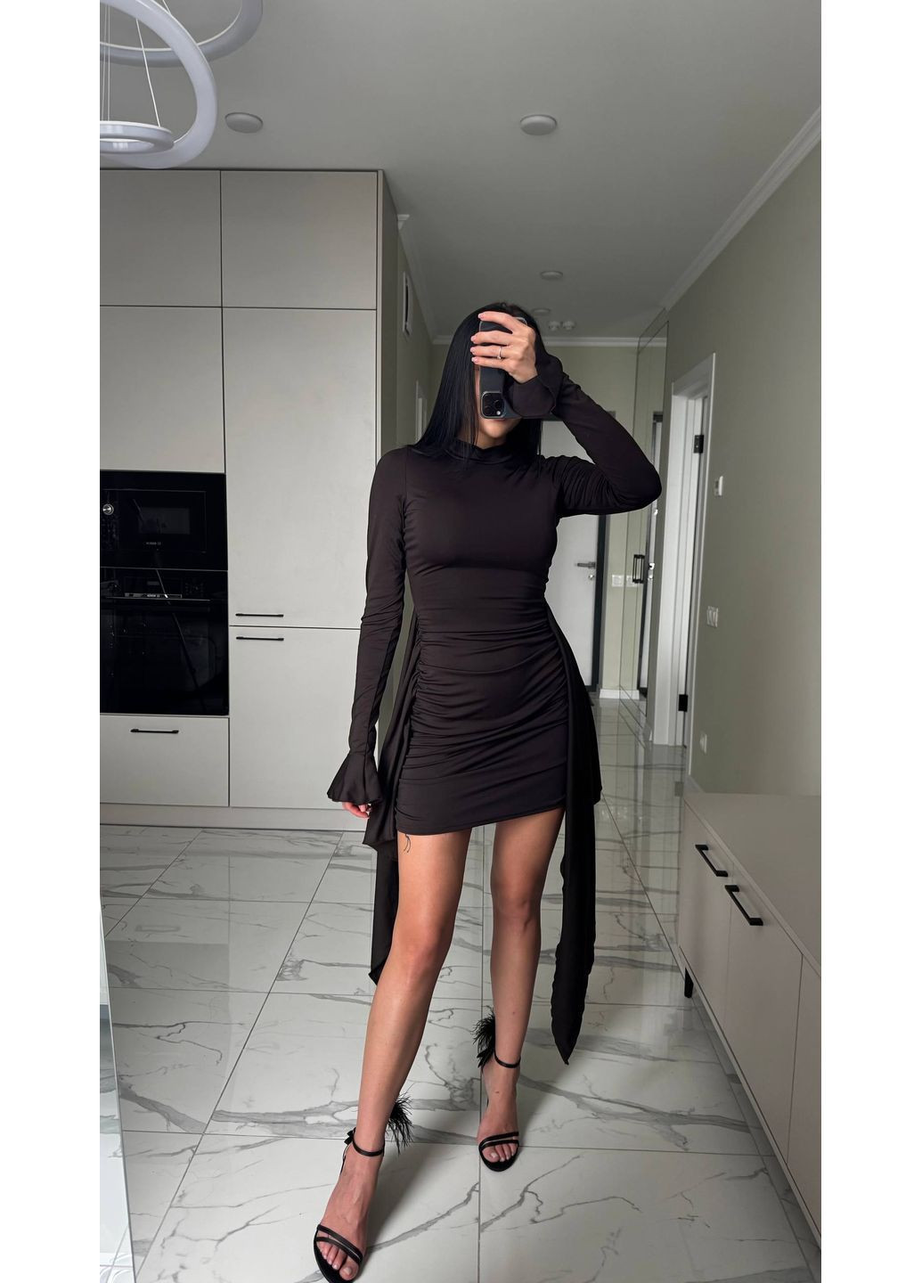 Коричневое вечернее мини платье со шлейфом со шлейфом Adelante однотонное