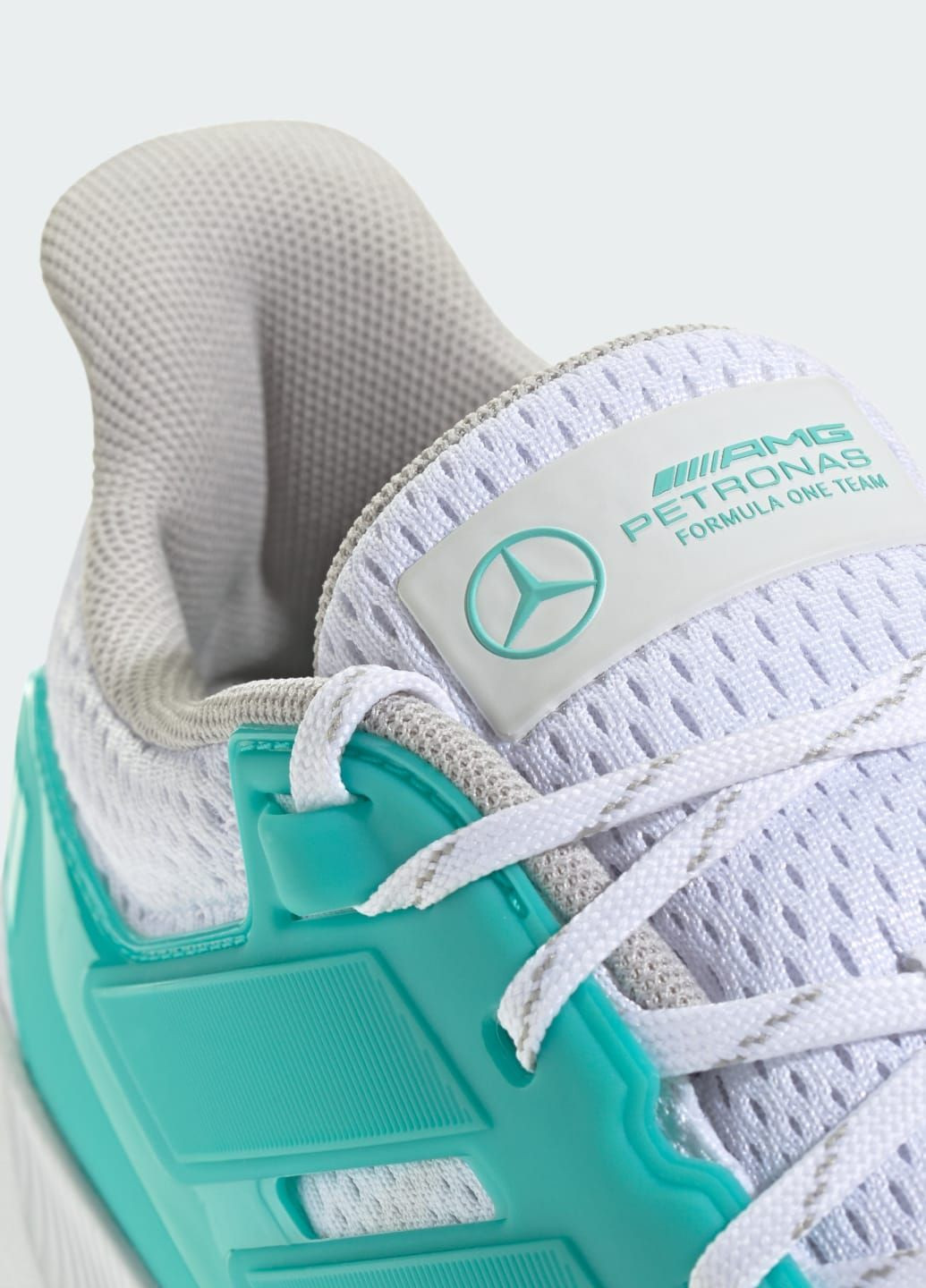 Белые летние кроссовки mercedes - amg petronas formula one team ultimashow 2.0 adidas