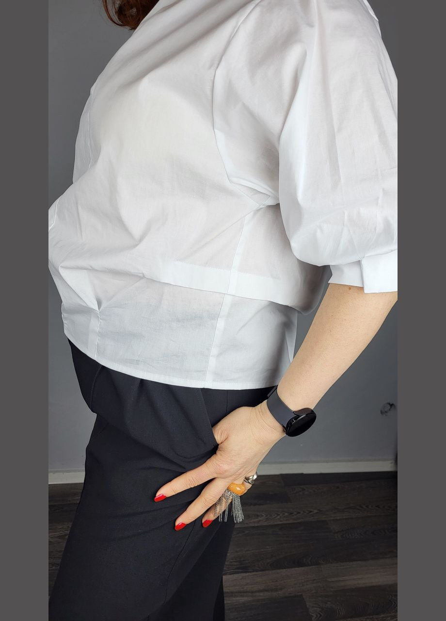 Біла сорочка жіноча базова коттонова з гудзиками біла на стійці mkad7479-00 Modna KAZKA