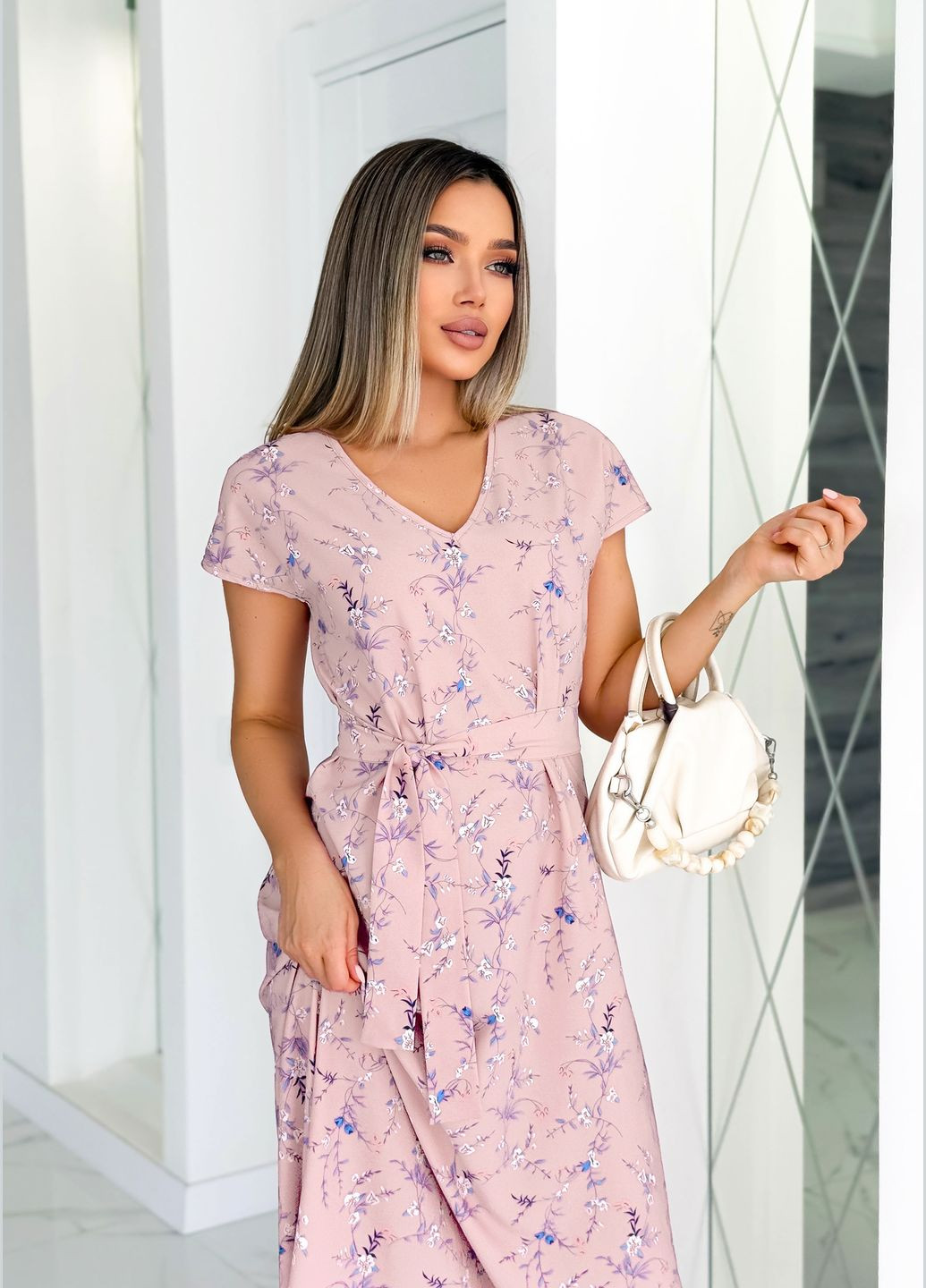 Светло-розовое повседневный, джинсовое, кэжуал светло-розовое макси-платье из софта с поясом а-силуэт INNOE с цветочным принтом