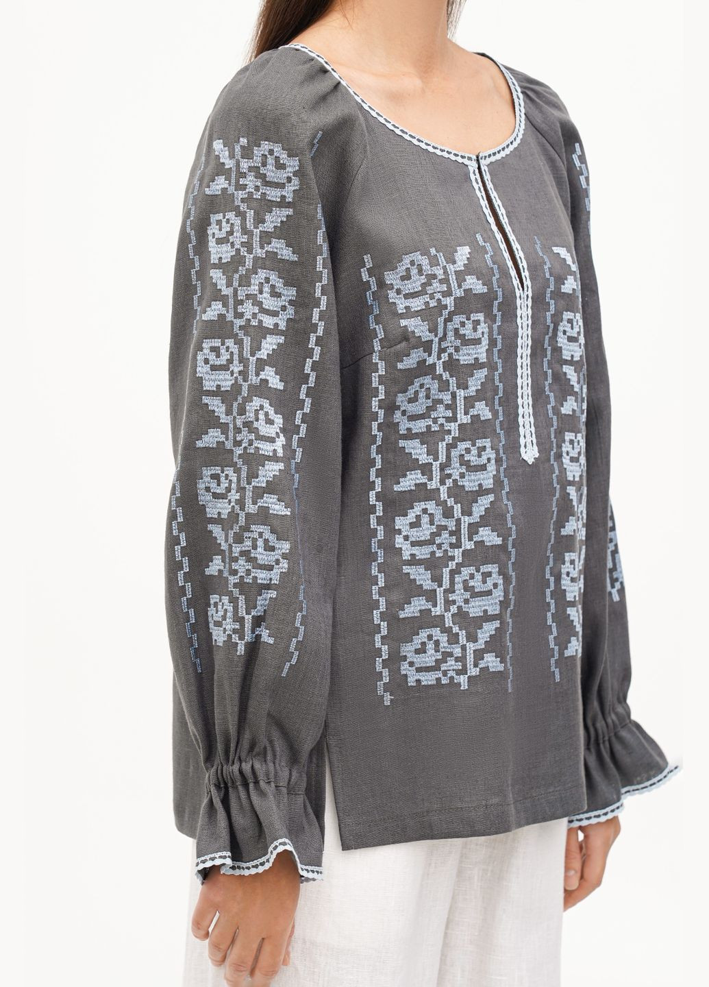 Сіра жіноча лляна вишиванка з мереживом, квітковим орнаментом та рукавом реглан тереса., р., код 9287/44/1305 ГАЛЕРЕЯ ЛЬОНУ