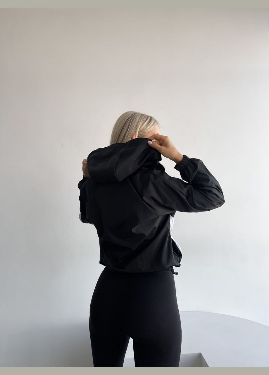 Черная женская куртка-ветровка с капюшоном цвет черный р.42/46 454223 New Trend