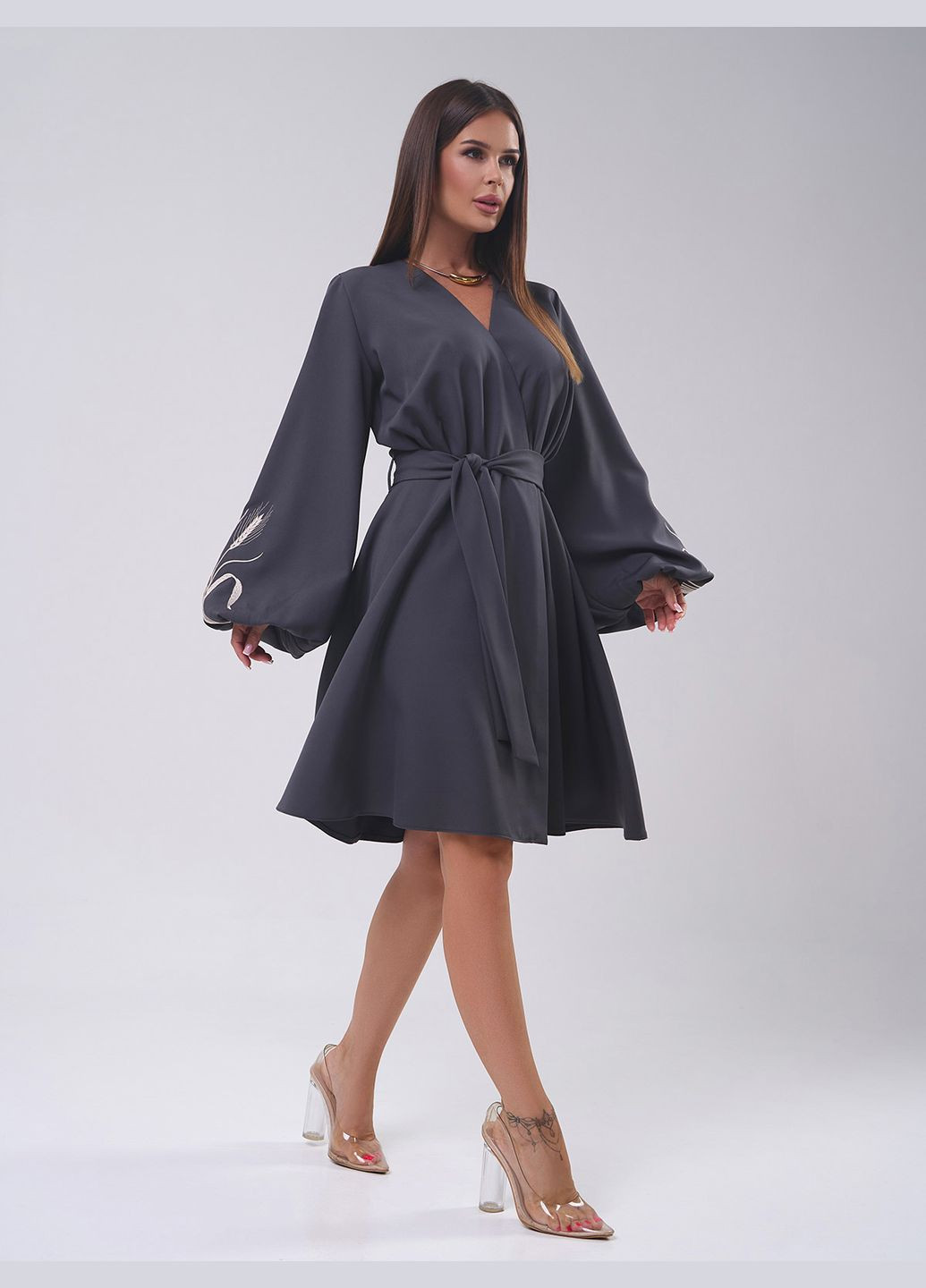 Темно-серое повседневный платья на запах ISSA PLUS однотонное