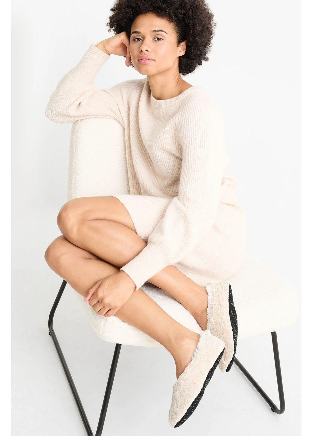 Бежевые тапочки из шинели с узором «косичка» C&A