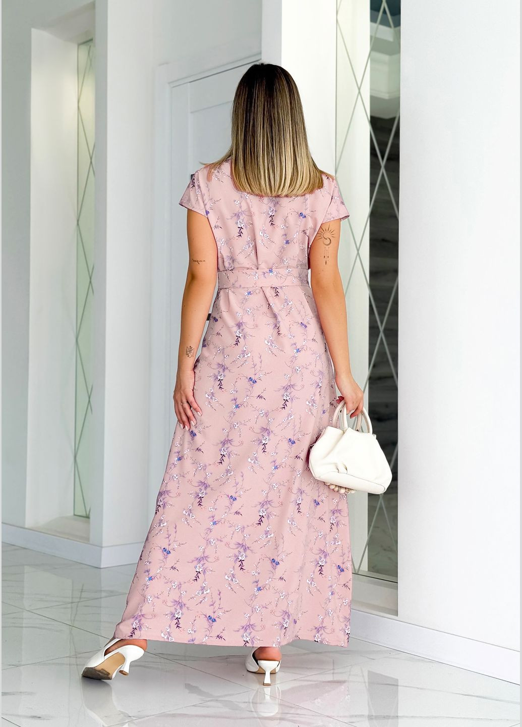 Светло-розовое повседневный, джинсовое, кэжуал светло-розовое макси-платье из софта с поясом а-силуэт INNOE с цветочным принтом