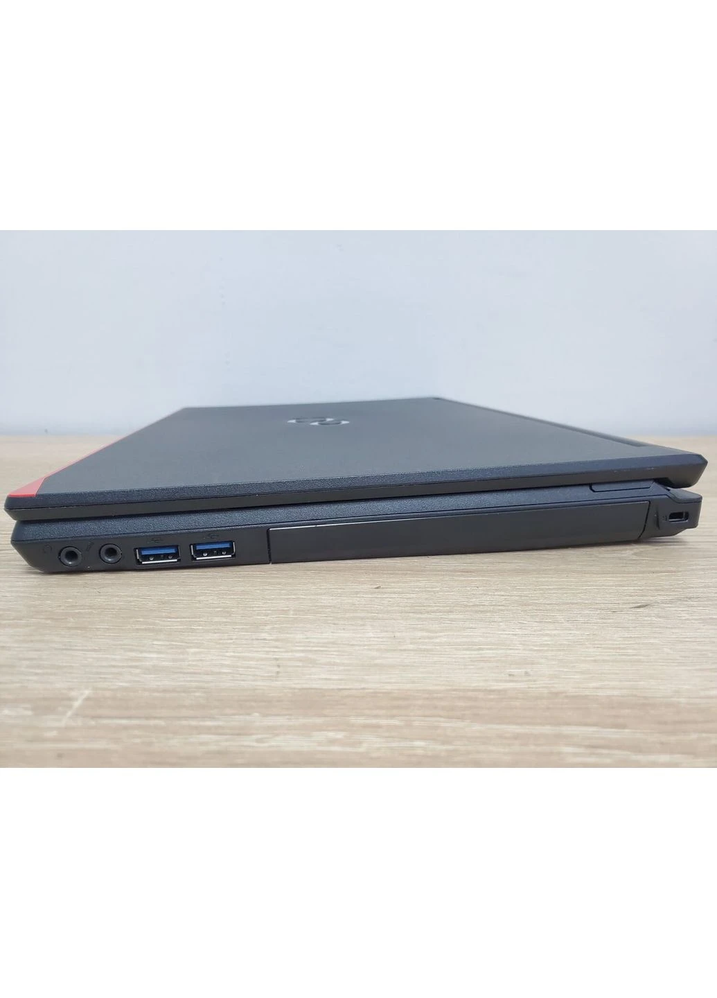 Ноутбук LifeBook E546 / 14" (1920x1080) IPS / Intel Core i5-6200U (2 (4) ядра по 2.3 - 2.8 GHz) / 8 GB DDR4 / 240 GB Fujitsu (379289800)