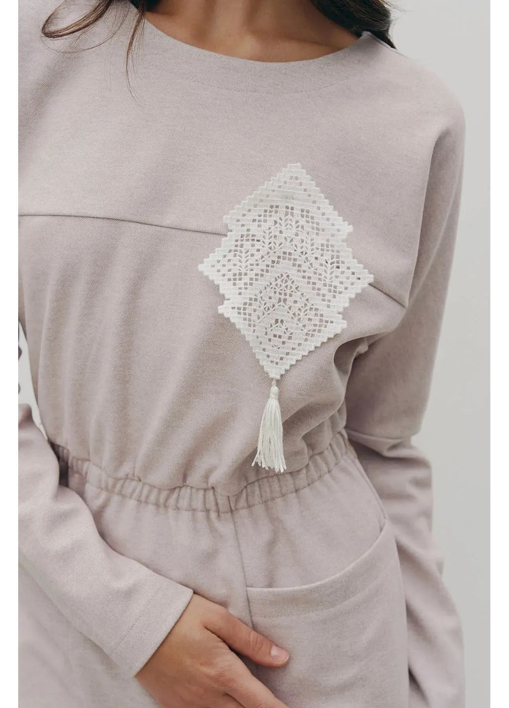 Светло-розовое теплое платье меди с брошью, цвет светло-розовый Rica Mare