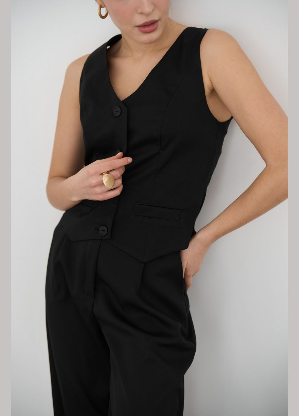 Женская жилетка прямого кроя на пуговицах цвет черный р.L 451492 New Trend (282926191)