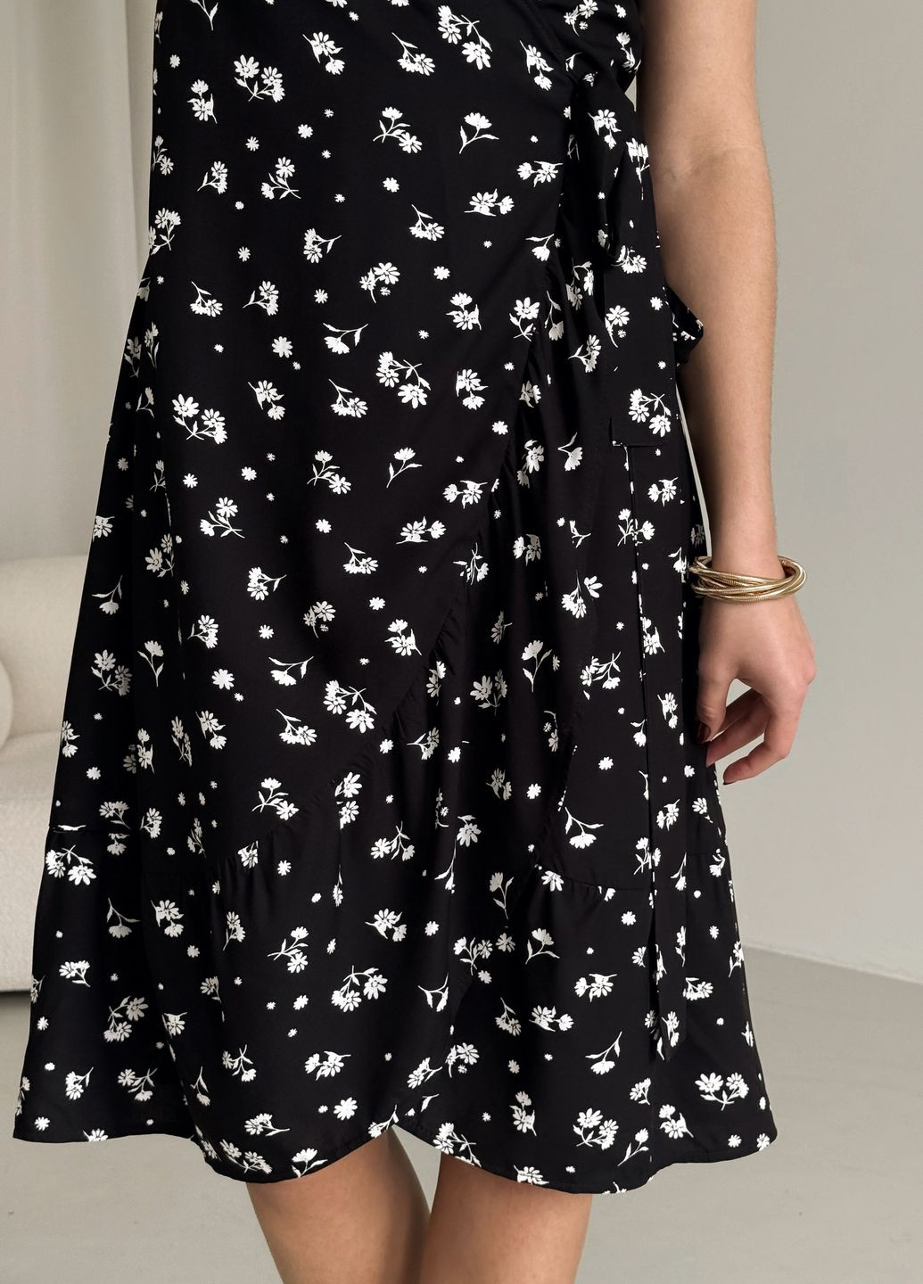 Черное пляжное, повседневный, кэжуал, коктейльное летнее легкое платье на запах в цветочек из штапеля на запах Merlini с цветочным принтом