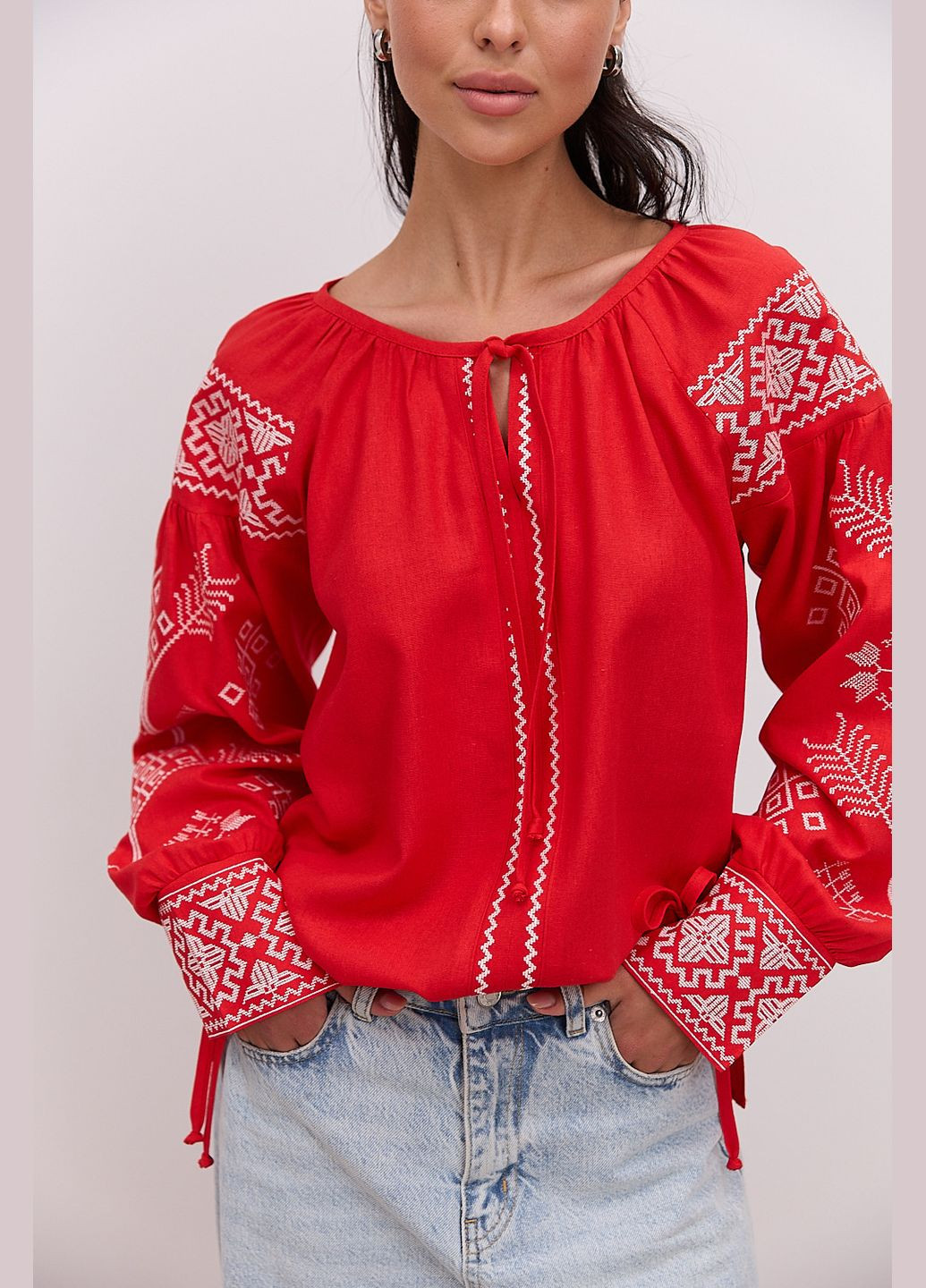 Червона жіноча вишиванка молочна з геометрією гладдю і зав'язками на манжетах Arjen (344030140)