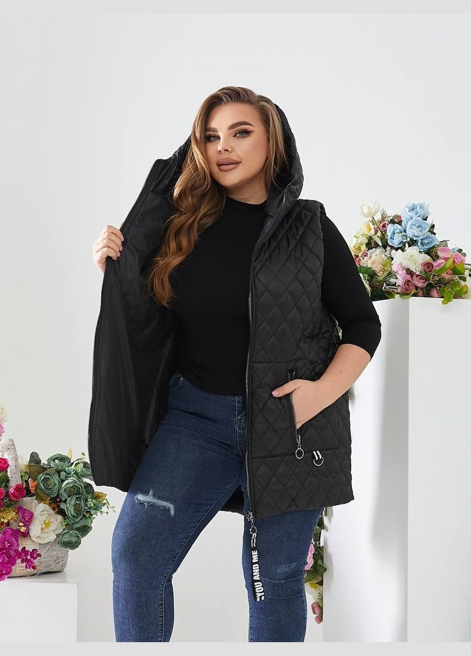Жіноча тепла стьобана жилетка батал чорна безрукавка середньої довжини з капюшоном на блискавці демісезонна Viki Жилет (316218945)