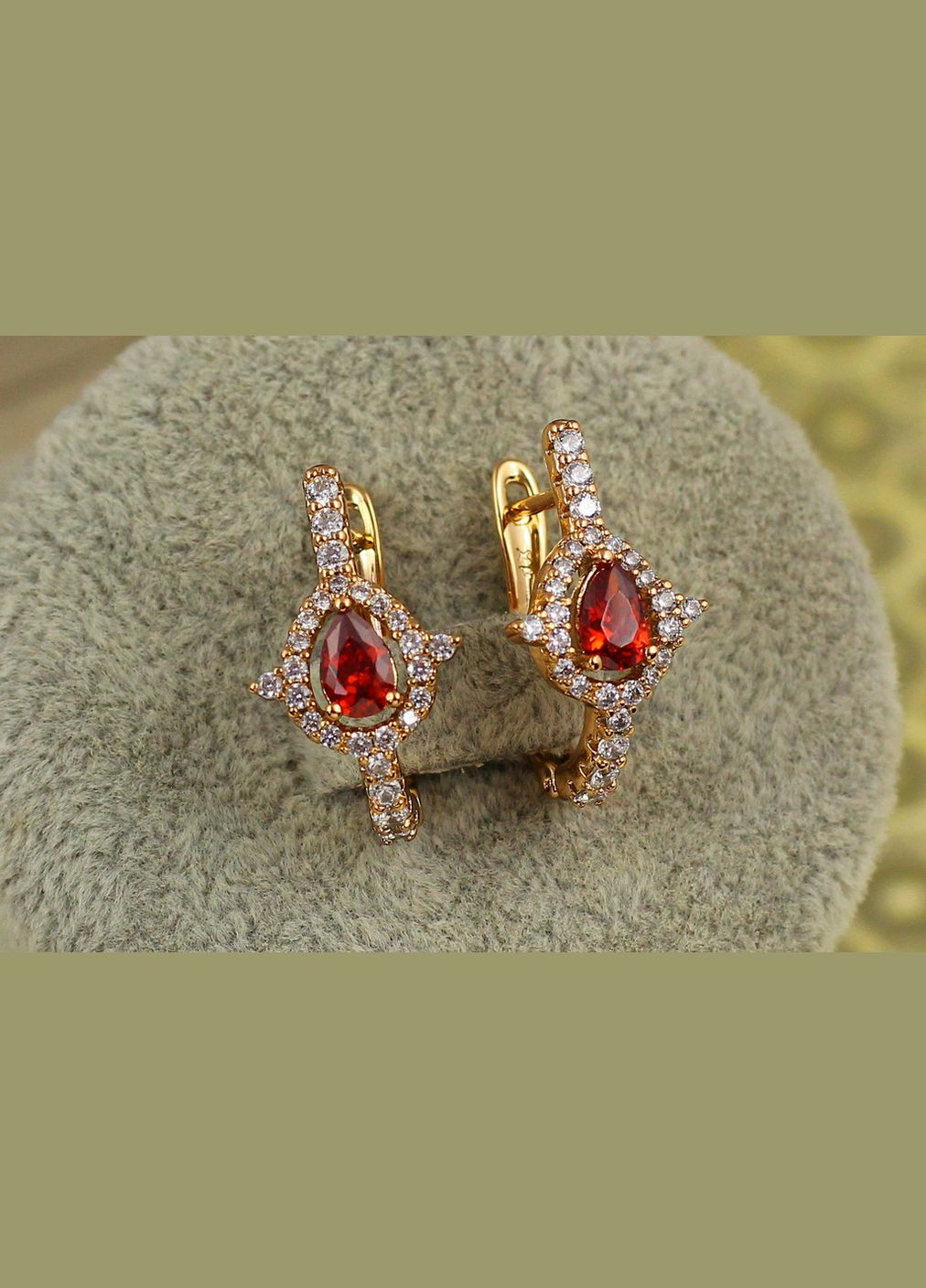Сережки Капелька з червоним каменем в обідку з шипами 2 см золотисті Xuping Jewelry (316432956)
