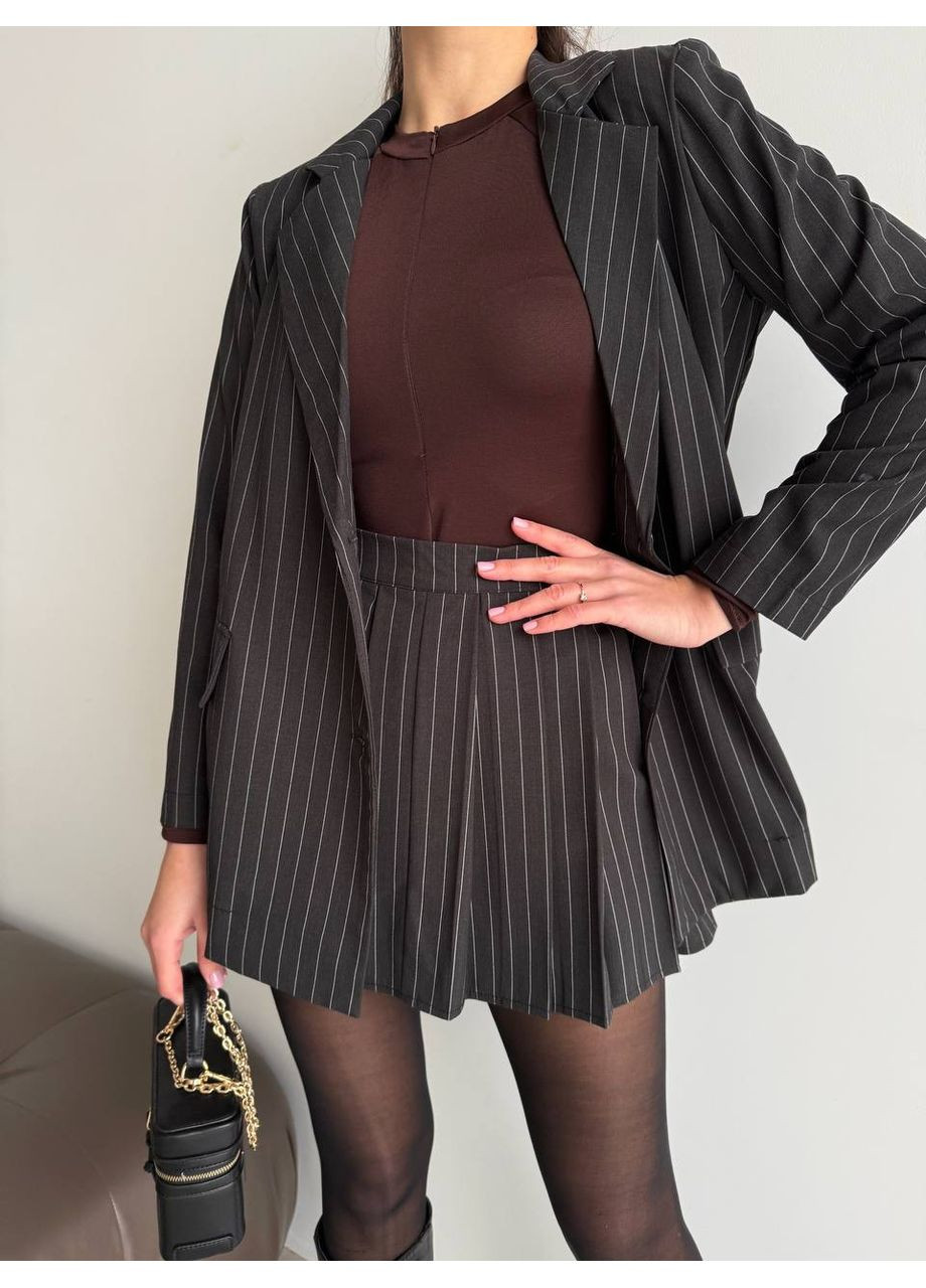 Жіночий костюм із міні-спідницею та подовженим піджаком в смужку MonCher (361057436)