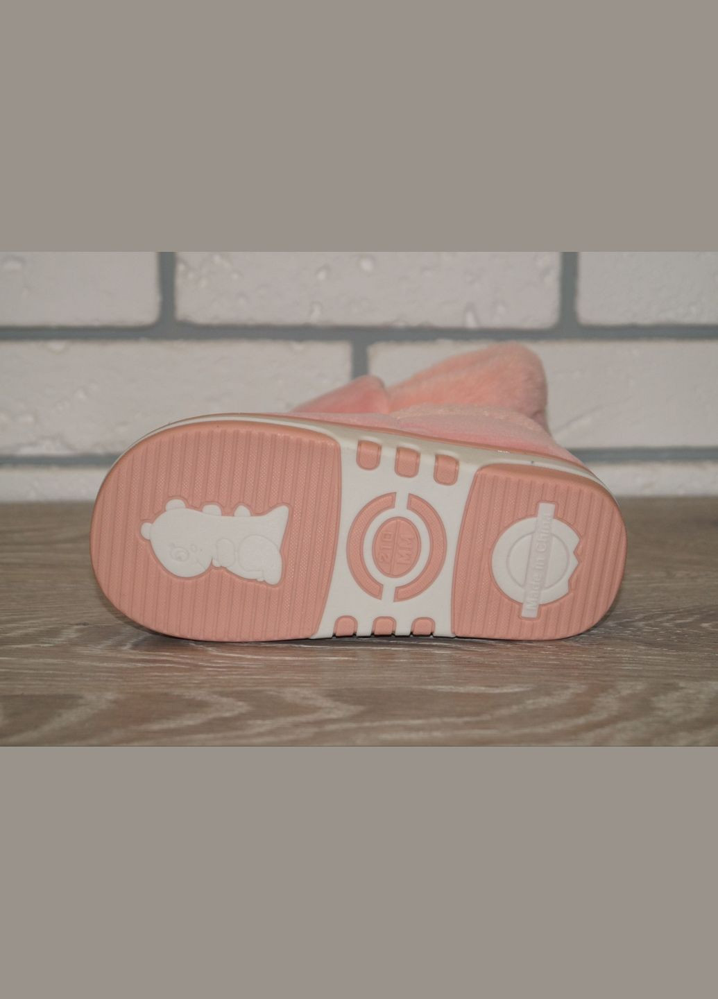 Розовые тапочки для девочки розовые с динозавриком No Brand с аппликацией, с вышивкой