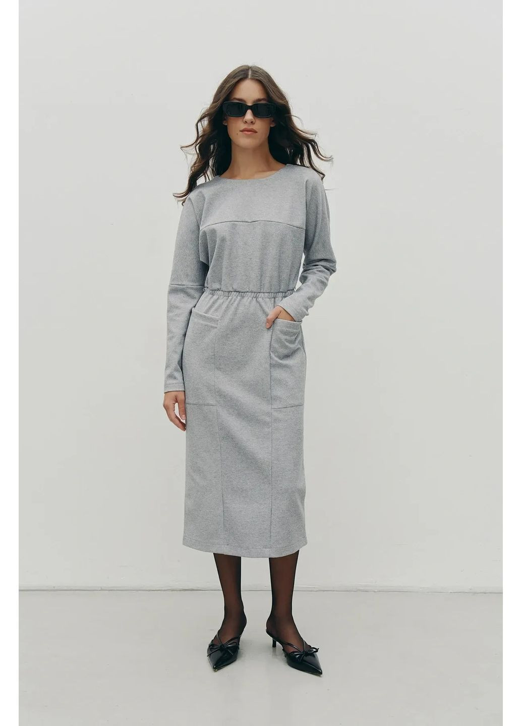 Серое теплое платье меди с брошью, цвет серый Rica Mare