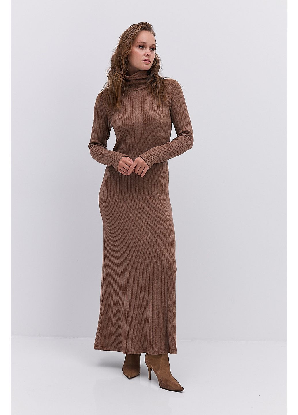 Коричневое длинное трикотажное платье в рубчик черное с воротником-стойкой Arjen
