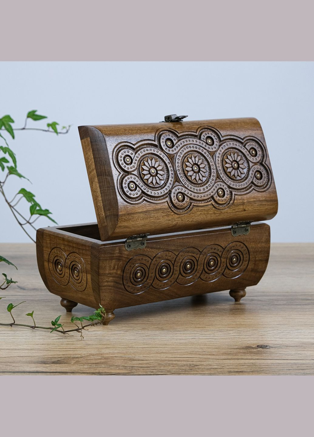Шкатулка Різблена дерев'яна на ніжках горіх 21*11 см (СДС 050 кругла) Гранд Презент (341302629)