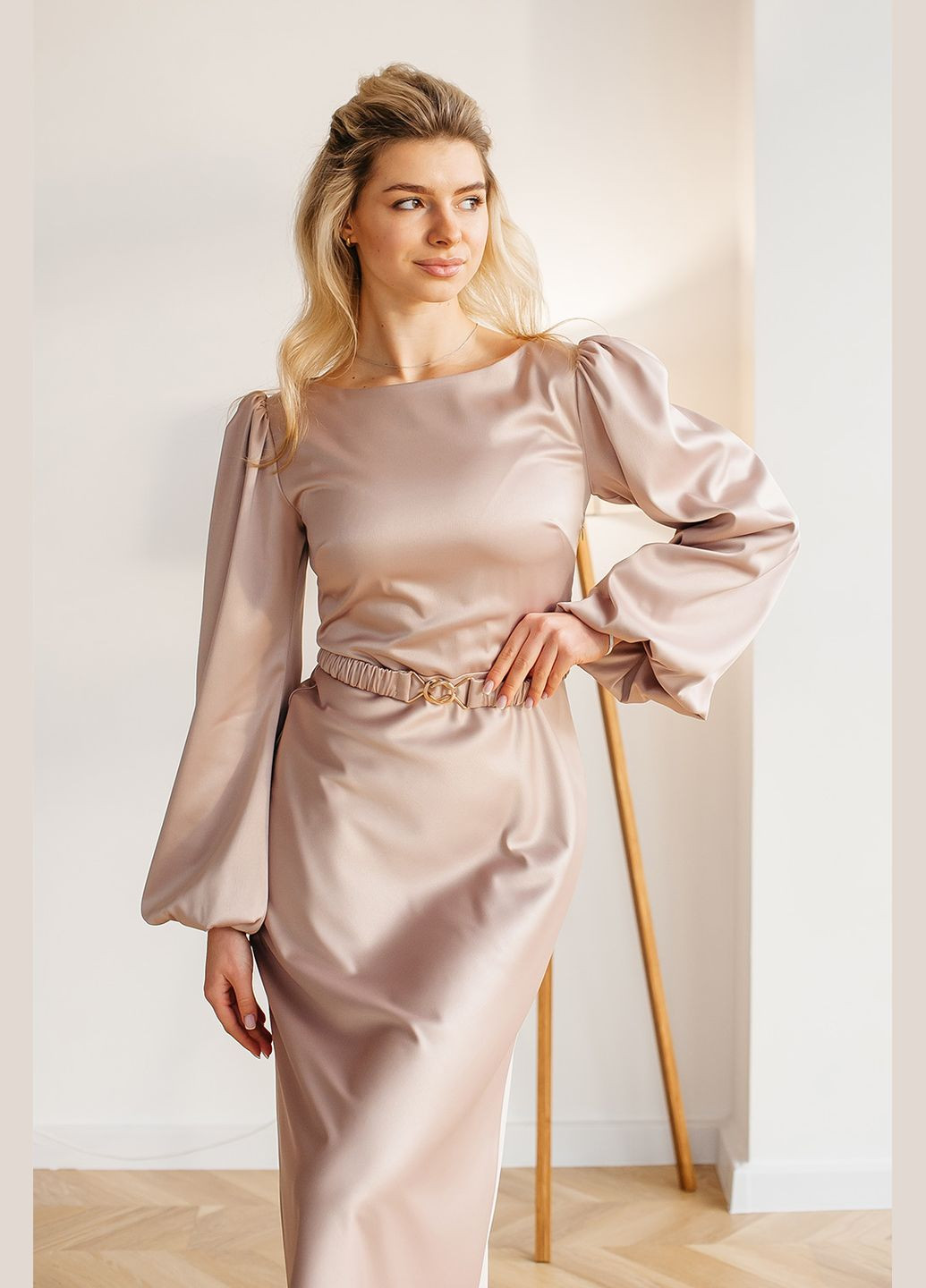 Бежевое праздничный женское сатиновое платье «estelle» с поясом на застежке Lana Bryk однотонное