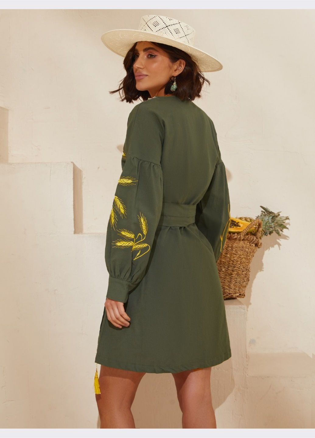 Зеленое зелёное платье-вышиванка с поясом Dressa