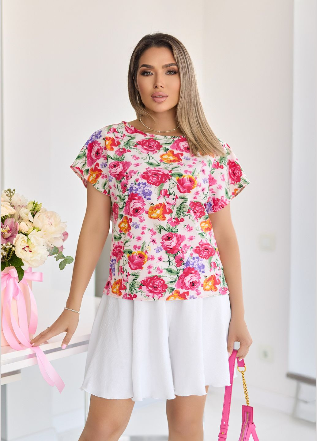 Белая легкая штапелевая блуза свободного кроя с абстрактным принтом INNOE Блузка