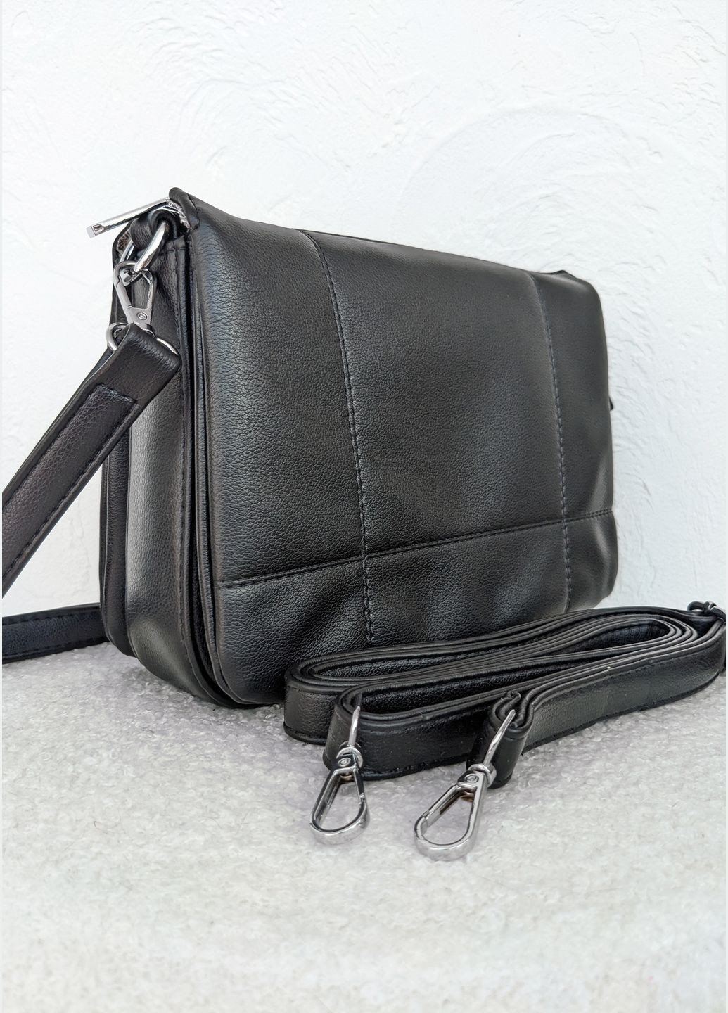 Стильная женская сумка-багет из экокожи с оригинальным декором в виде цепи и имитированного лезвия бритвы InFashion Сумка (327738507)