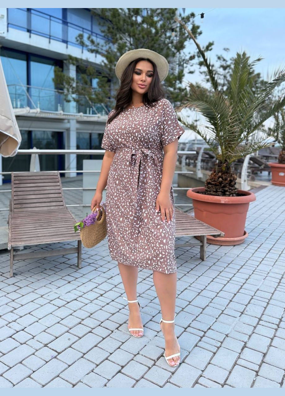 Светло-коричневое повседневный женское платье меди с абстрактным принтом и поясом MonCher с абстрактным узором