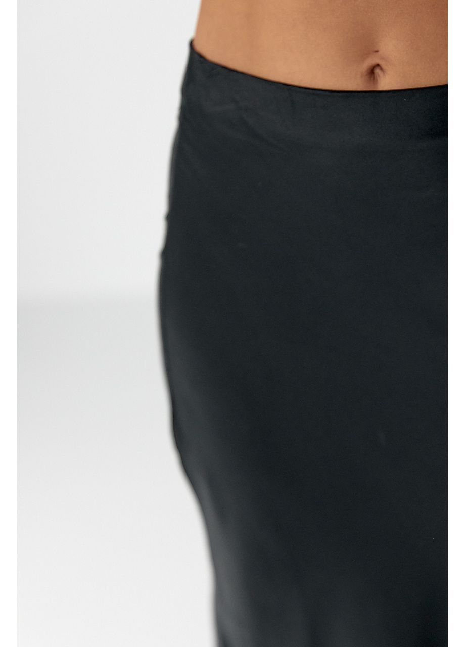Черная женская атласная длинная юбка на резинке Lurex