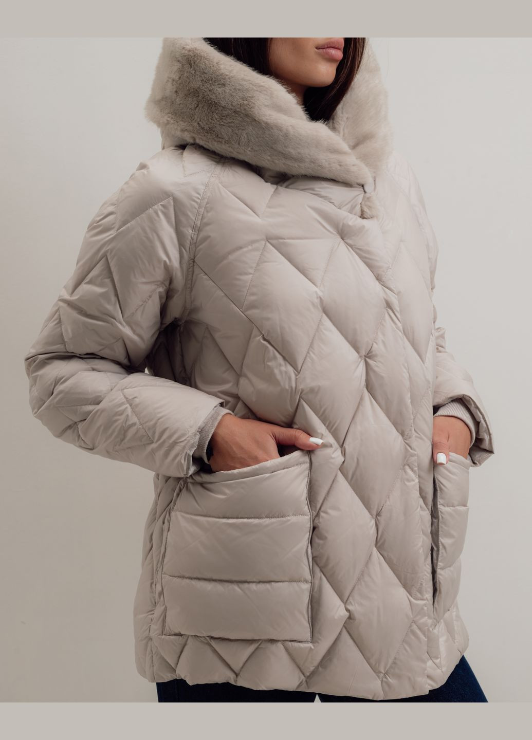 Молочна зимня куртка жіноча з хутром Batterflei