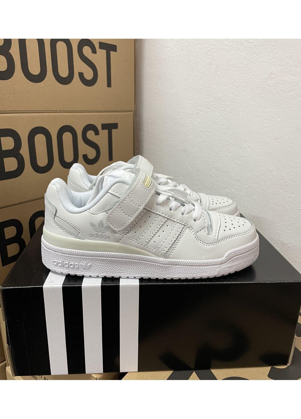 Белые всесезонные кроссовки forum white adidas