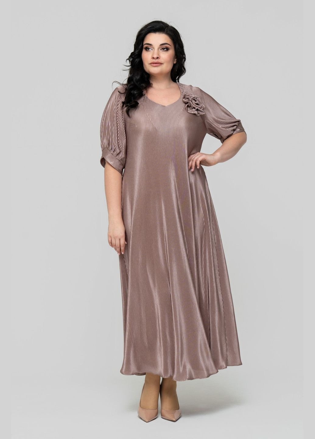 Пудровое платье трапецевидного силуэта из гофре трикотажа с декоративным цветком all posa (ap102343p) A'll Posa