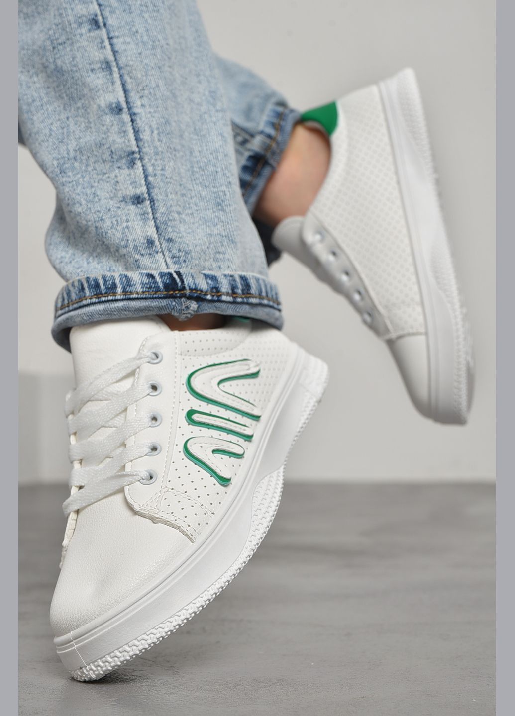 Белые демисезонные кроссовки женские белого цвета на шнуровке Let's Shop