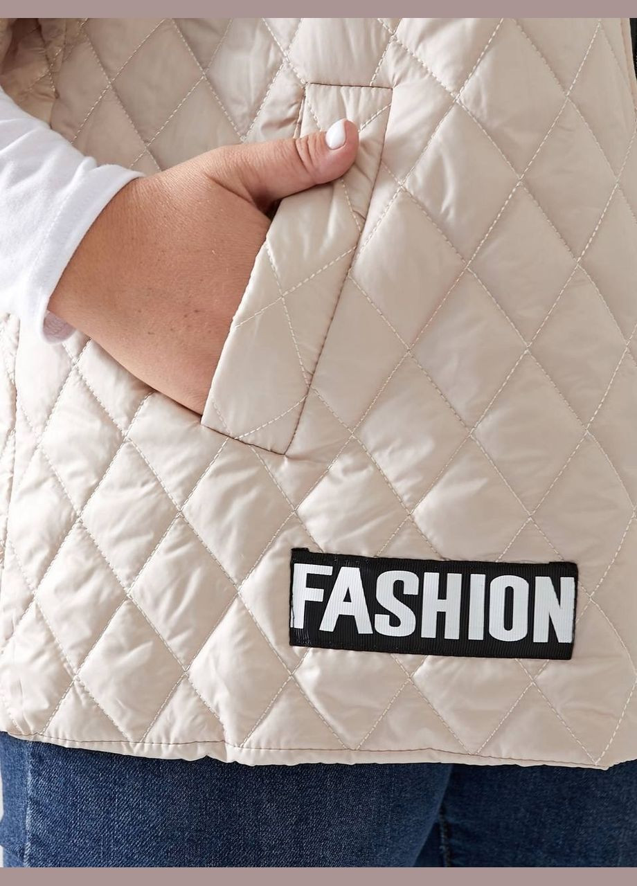 Женская бежевая жилетка безрукавка батал с рукавами до локтя стёганая с капюшоном два кармана Viki Жилет (316035148)