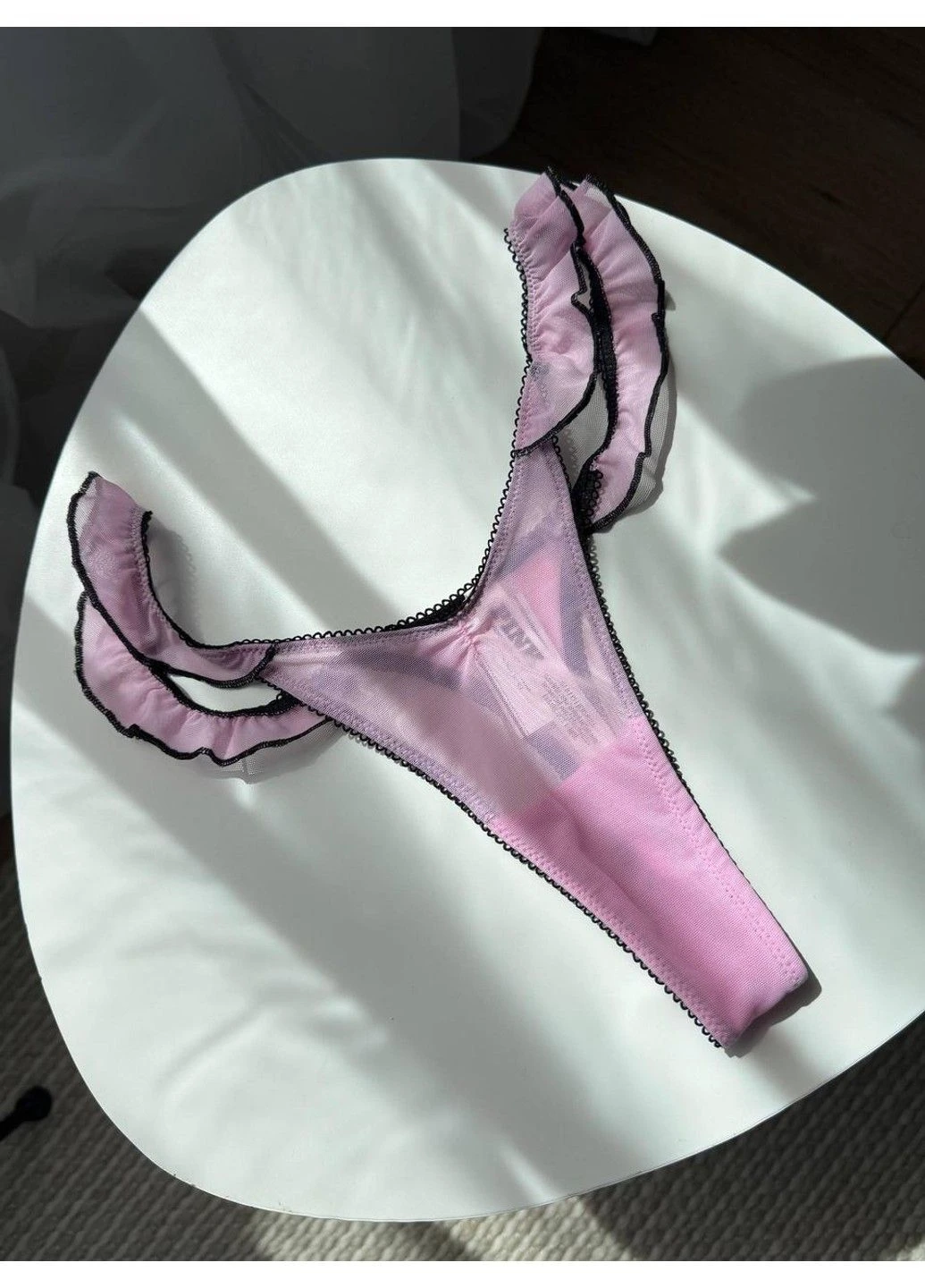 Трусики-стринги мереживні жіночі з рюшами PINK Wink Flutter Thong Panty рожеві Victoria's Secret (392466346)